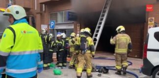 Das Auto, das den Brand in Alcorcón verursachte, bei dem zwei Feuerwehrleute starben, war ein Hybrid und fuhr mit 60 km/h in die Garage ein