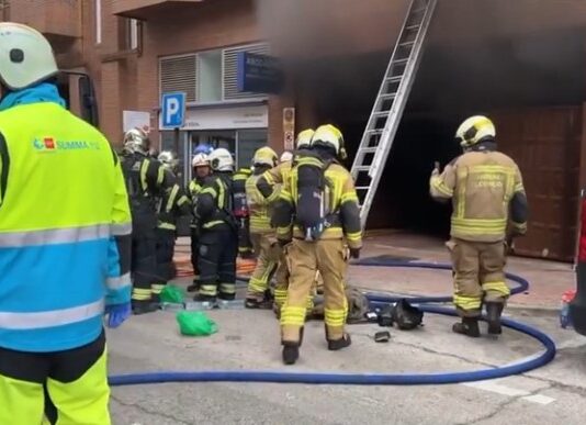 Das Auto, das den Brand in Alcorcón verursachte, bei dem zwei Feuerwehrleute starben, war ein Hybrid und fuhr mit 60 km/h in die Garage ein