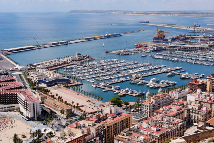 Alicante Yachthafen Spanien Betrunkener Tourist fällt vom Boot und ertrinkt im Yachthafen von Alicante