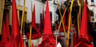 Ku-Klux-Klan in Spanien? Warum sind die Hüte der spanischen Semana Santa Prozessionen konisch