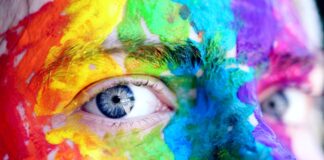 Eine Studie aus Barcelona zeigt, dass Menschen mit geringerer Intelligenz laut psychologischer Forschung häufig diese drei Farben wählen