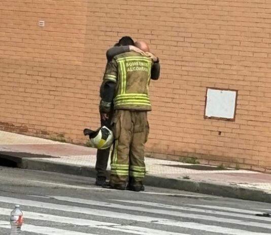 Zwei Feuerwehrleute durch Explosion eines Elektroautos in einer Garage in Alcorcón (Madrid) ums Leben gekommen und 15 weitere verletzt