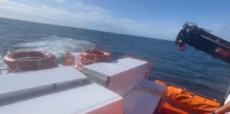 Bizarre Rettungsaktion nachdem Dutzende von Kühlschränken vor der Küste Spaniens ins Meer gefallen sind