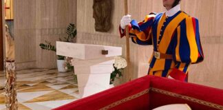 Spaniens König und die Königin bestätigen ihre Teilnahme an der Beerdigung des Papstes