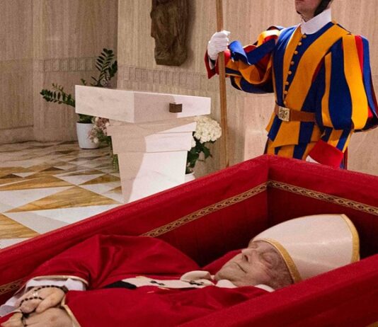 Spaniens König und die Königin bestätigen ihre Teilnahme an der Beerdigung des Papstes