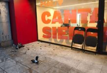 Ein vermummter Mann wirft selbstgemachten Sprengstoff in das Hauptquartier der PSOE von Kantabrien