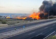 Ein Brand in einer Industriehalle auf Teneriffa führte zur vorübergehenden Sperrung der Autobahn
