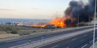 Ein Brand in einer Industriehalle auf Teneriffa führte zur vorübergehenden Sperrung der Autobahn