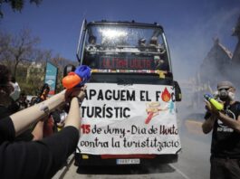 Touristen geht nach Hause: Dutzende Menschen legen in Barcelona einen Touristenbus mit Wasserpistolen lahm