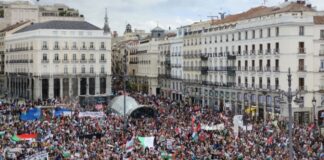 Ein Marsch von 100.000 Menschen gegen das Massaker in Palästina und für ein Ende des Waffenhandels mit Israel erobert das Zentrum Madrids