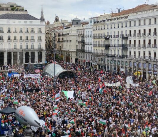 Ein Marsch von 100.000 Menschen gegen das Massaker in Palästina und für ein Ende des Waffenhandels mit Israel erobert das Zentrum Madrids