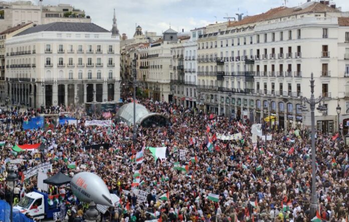 Ein Marsch von 100.000 Menschen gegen das Massaker in Palästina und für ein Ende des Waffenhandels mit Israel erobert das Zentrum Madrids