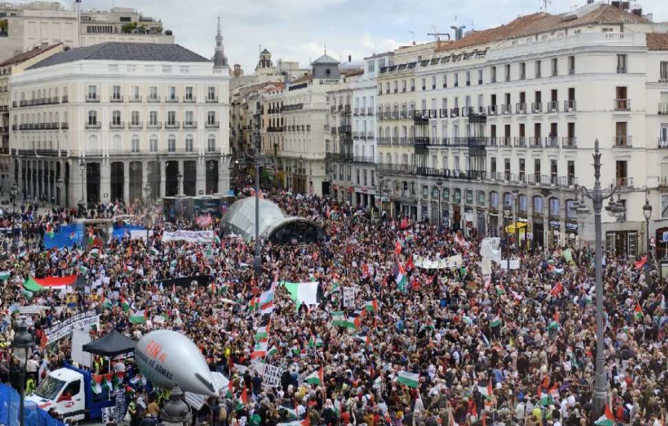 Ein Marsch von 100.000 Menschen gegen das Massaker in Palästina und für ein Ende des Waffenhandels mit Israel erobert das Zentrum Madrids