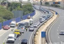 Mindestens zwölf Verletzte nach Kollision eines Lastwagens und eines Busses auf der AP-7 in Málaga