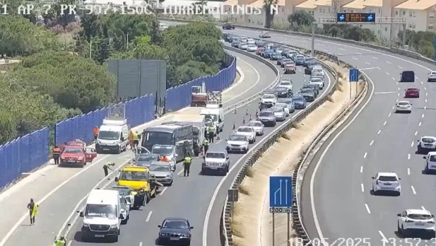 Mindestens zwölf Verletzte nach Kollision eines Lastwagens und eines Busses auf der AP-7 in Málaga