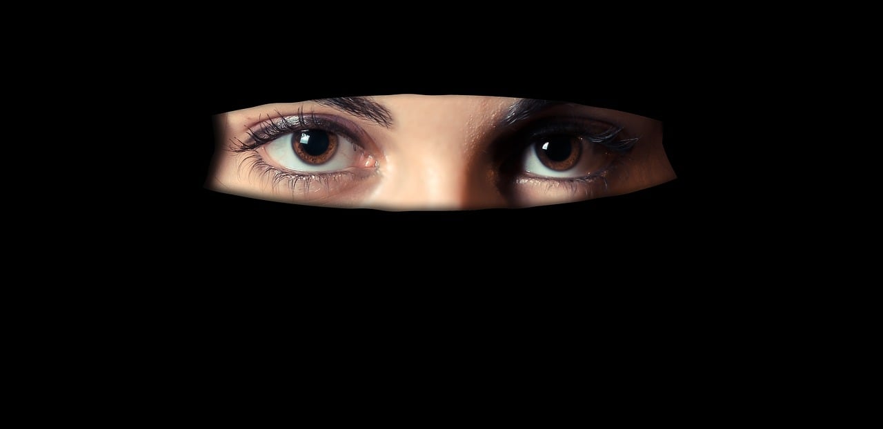 Junts will in Katalonien das Tragen von Burka und Niqab auf der Straße und den islamischen Schleier in Schulen verbieten