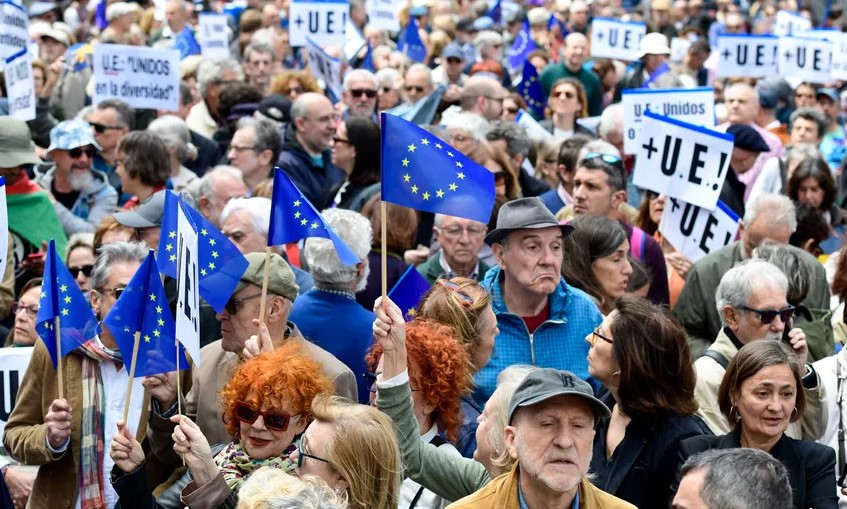 Die bezahlten Omas sind jetzt auch in Spanien: Demonstration in Madrid zur Verteidigung europäischer Werte