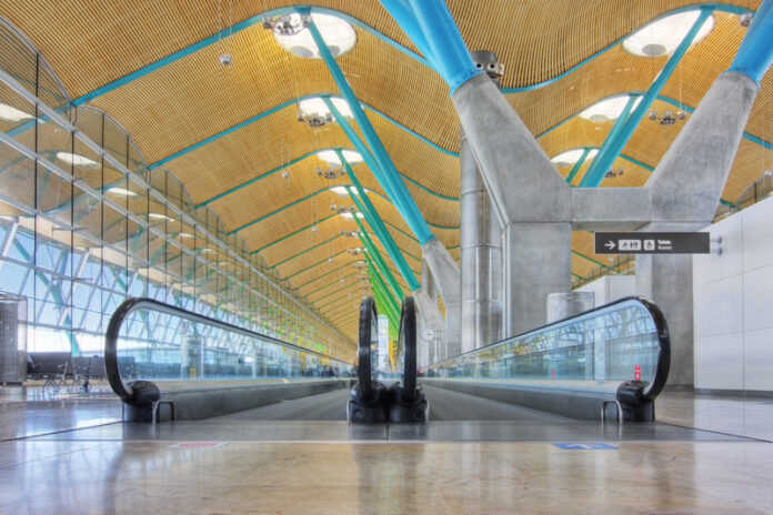 Kein Zugang für Obdachlose: Aena wird nachts den Zugang zum Flughafen Barajas kontrollieren, um ausschließlich Ticketinhabern und Mitarbeitern den Zutritt zu gewähren
