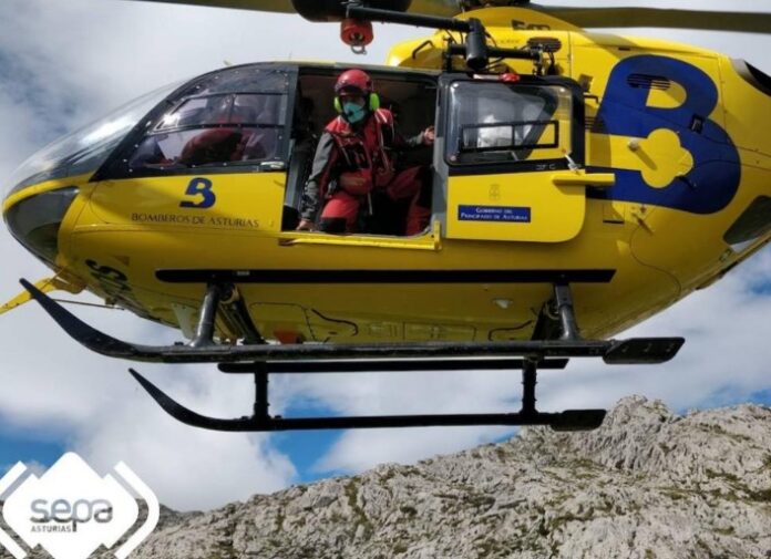 Ein Hubschrauber des Rettungsdienstes des Fürstentums Asturien ist in den Stausee Tanes in Kaso gestürzt