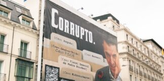 Korrupt: Hazte Oír entfaltet vor dem Kongress eine Leinwand mit einem Bild von Pedro Sánchez