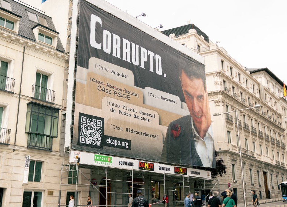 Korrupt: Hazte Oír entfaltet vor dem Kongress eine Leinwand mit einem Bild von Pedro Sánchez