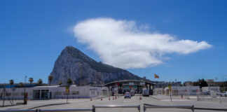 Spanien wird die neuen Passkontrollen in Gibraltar schrittweise einführen