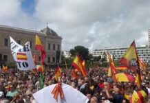 Tausende Menschen protestieren in Madrid, um Sánchez' Rücktritt nach dem Stromausfall zu fordern