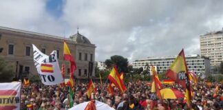 Tausende Menschen protestieren in Madrid, um Sánchez' Rücktritt nach dem Stromausfall zu fordern