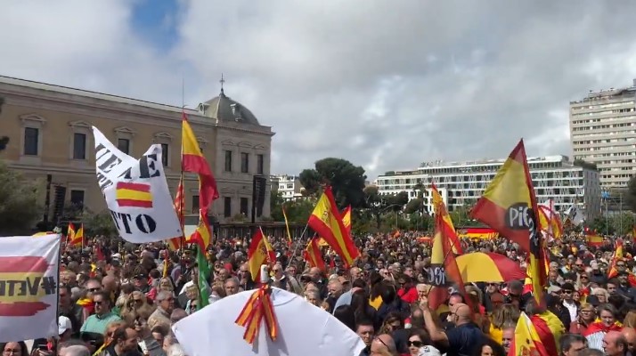 Tausende Menschen protestieren in Madrid, um Sánchez’ Rücktritt nach dem Stromausfall zu fordern