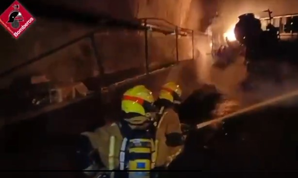 Der Fahrer eines Lastwagens mit brennbarem Material stirbt, als dieser sich im Tunnel von Pilar de la Horadada überschlägt und Feuer fängt (Video)