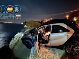 In Alicante rettete die Nationalpolizei die Fahrerin eines Wagens, der am Rande eines Abgrunds in die Tiefe zu stürzen drohte