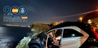 In Alicante rettete die Nationalpolizei die Fahrerin eines Wagens, der am Rande eines Abgrunds in die Tiefe zu stürzen drohte