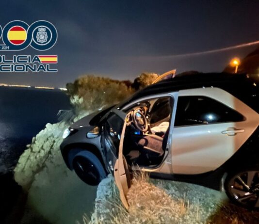 In Alicante rettete die Nationalpolizei die Fahrerin eines Wagens, der am Rande eines Abgrunds in die Tiefe zu stürzen drohte