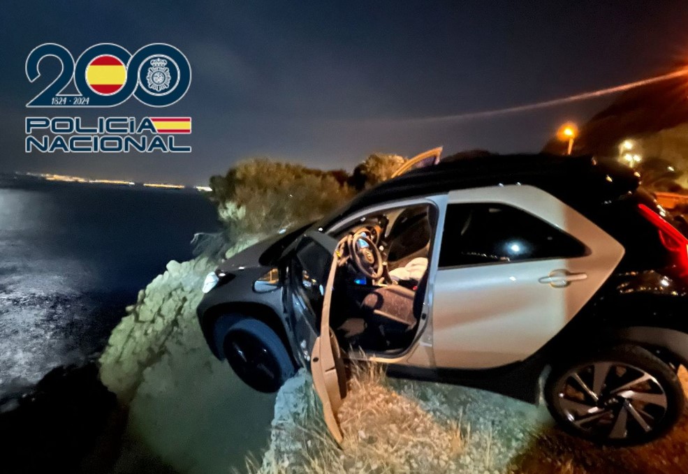 In Alicante rettete die Nationalpolizei die Fahrerin eines Wagens, der am Rande eines Abgrunds in die Tiefe zu stürzen drohte