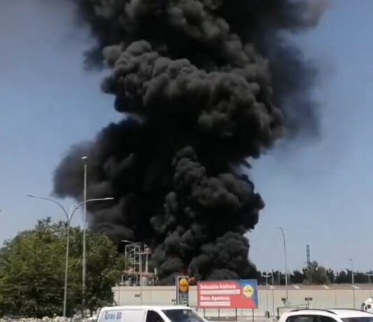 Ein Großbrand erschüttert Vitoria: Riesige Rauchwolke nach Fabrikexplosionen