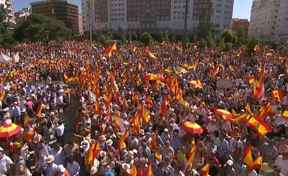 Feijóo fordert Neuwahlen: Zehntausende Spanier protestieren in Madrid gegen Sánchez