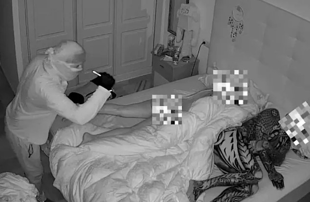 Albtraum in Marbella: Einbrecher beobachtet schlafende Frau 32 Minuten lang