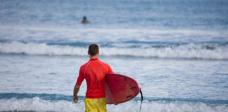 Hai-Angriff auf Fuerteventura: Paddelsurfer entgeht Schlimmerem – Seltenes Ereignis schockiert Wassersportler