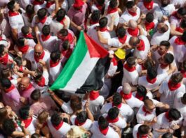 Sanfermines 2025: „Stoppt den Völkermord“ erschallt in Pamplona – Solidarität für Palästina überschattet Festbeginn