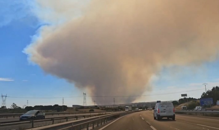 Himmel über Madrid verdunkelt: Rauchwolke eines Großbrandes in Toledo erreicht die Hauptstadt