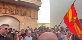 Hundert Einwohner (keine Nazis wie deutsche Hetzmedien berichten) versammelten sich gegen Einwanderung in Torre Pacheco