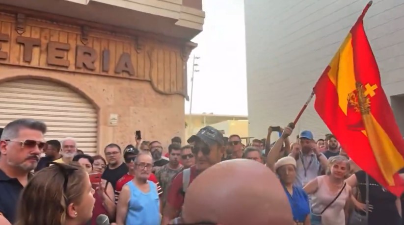 Hundert Einwohner (keine Nazis wie deutsche Hetzmedien berichten) versammelten sich am Dienstag gegen Einwanderung in Torre Pacheco