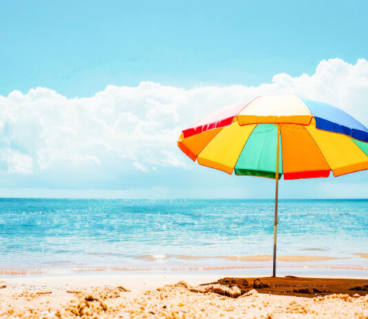 Beach Hogging: Bis zu 750 Euro Strafe für das Reservieren von Strandplätzen in Spanien
