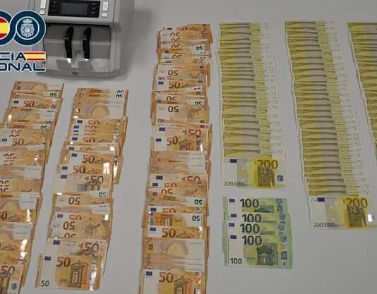 Dreister Diebstahl in Alicante: Immobilienmitarbeiter stehlen 120.000 Euro von 85-jähriger Frau