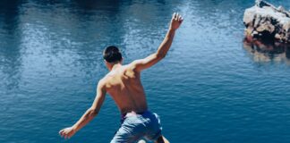 Spanische Küstenstadt kämpft gegen riskanten Trend des Klippenspringens