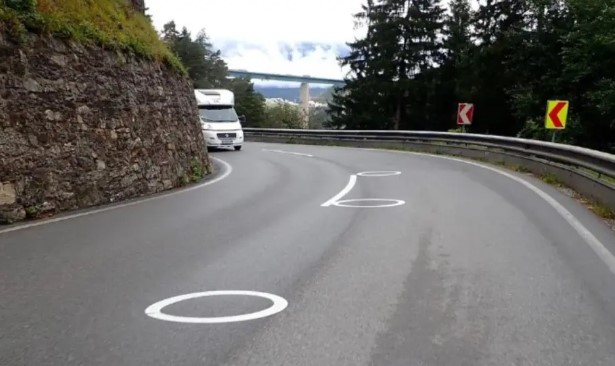 Rätsel auf dem Asphalt: Was die neuen Kreise auf Spaniens Straßen wirklich bedeuten